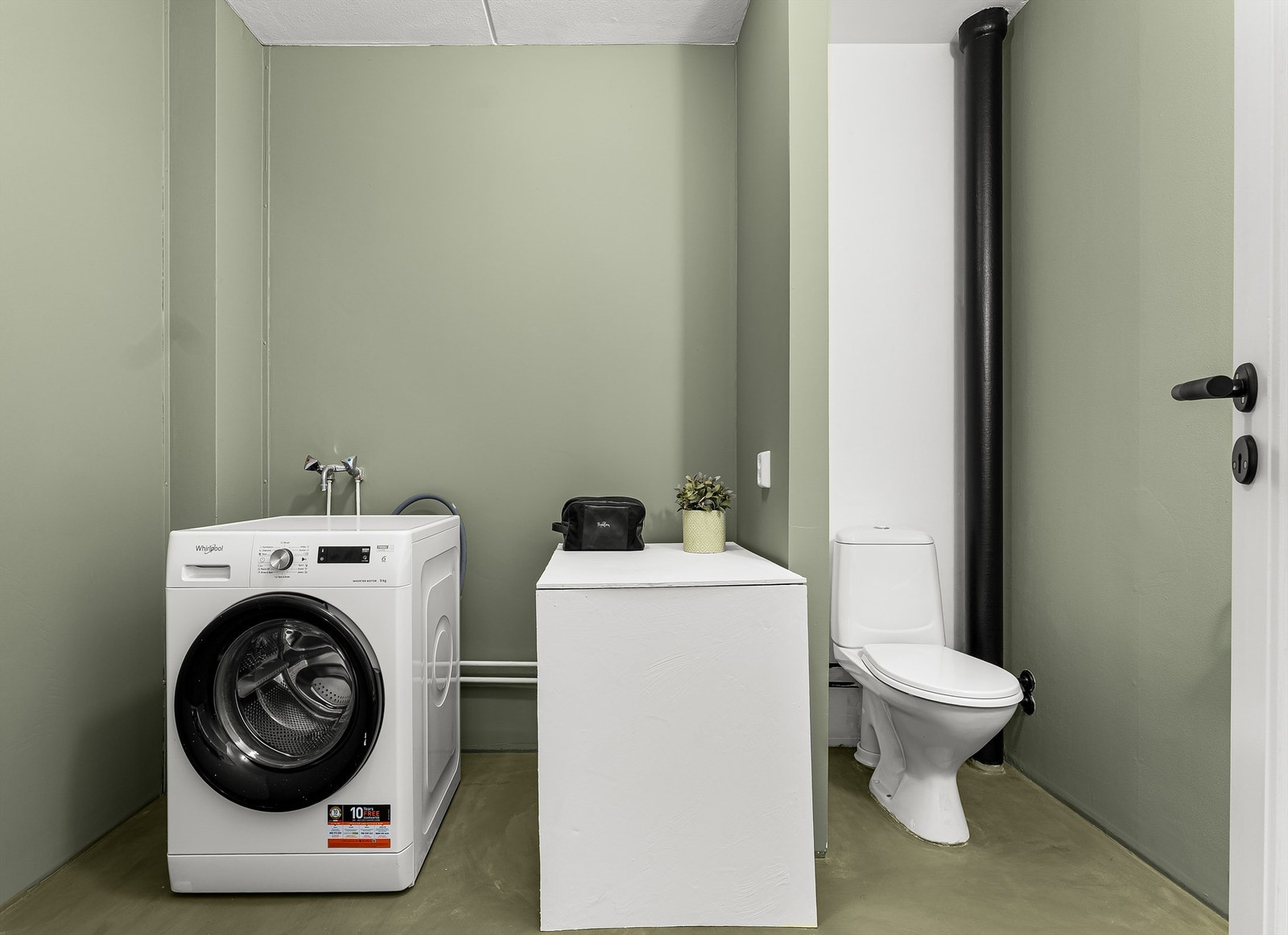 Separat vaskerom og toalett. Galleribilde