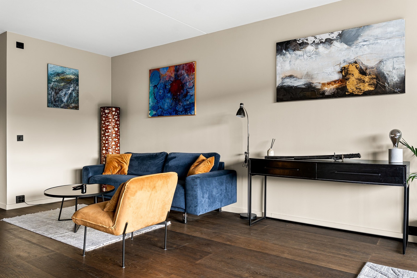 Stuen er romslig og gir rom for naturlig soneinndeling med sofakrok og spisestue. Galleribilde