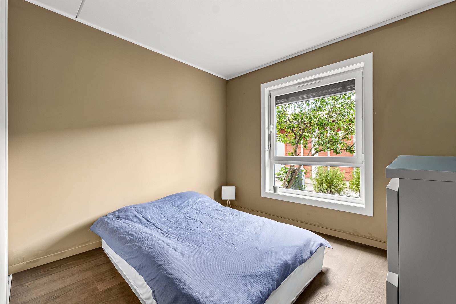 Hovedsoverom med skyvedørsgarderobe. Galleribilde