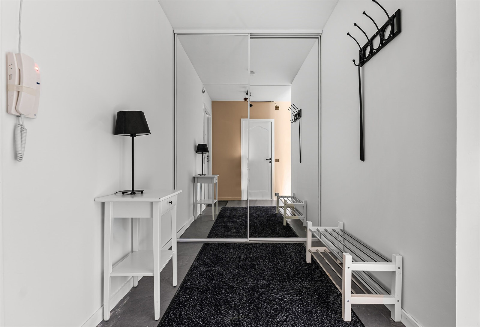 Gang med praktisk skyvedørsgarderobe. Galleribilde