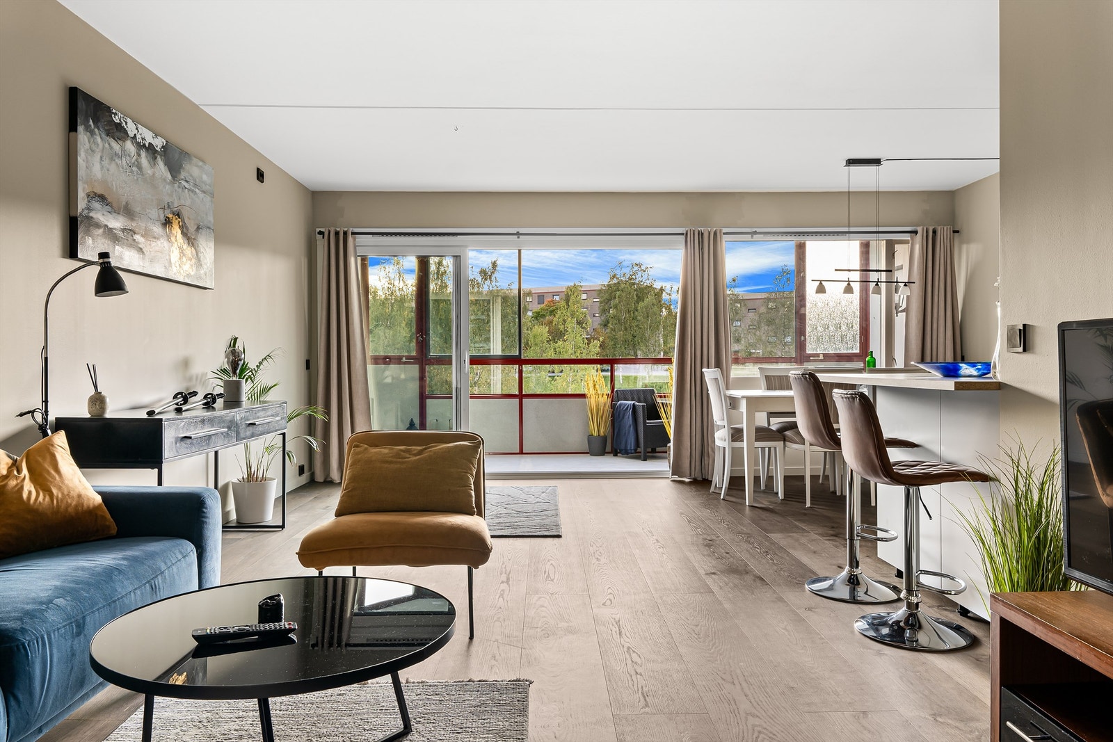 Leiligheten fremstår tidsriktig og moderne, med fine farge-og materialvalg. Galleribilde