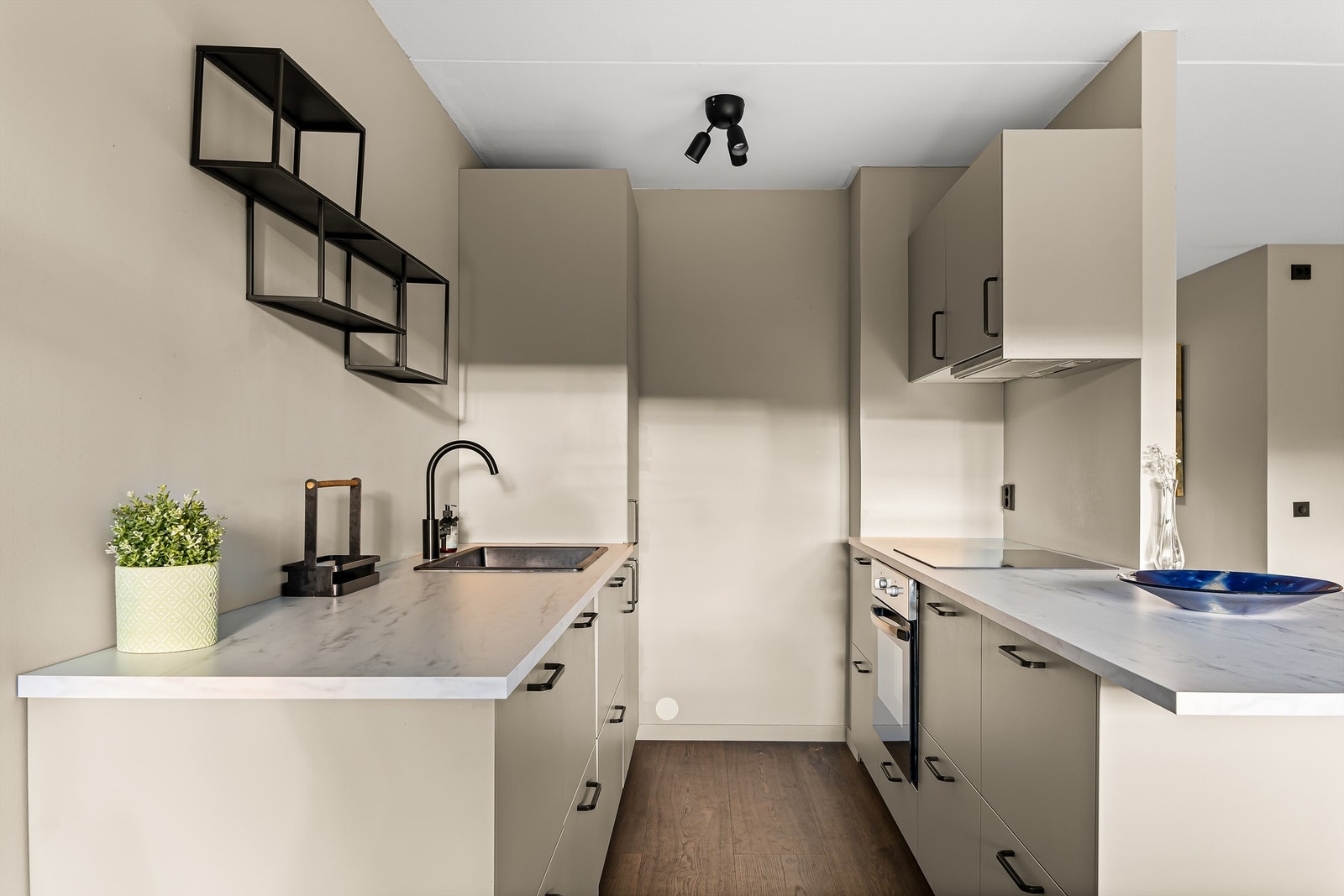 Nytt kjøkken fra Ikea ble satt inn i 2024. Integrerte hvitevarer medfølger. Galleribilde