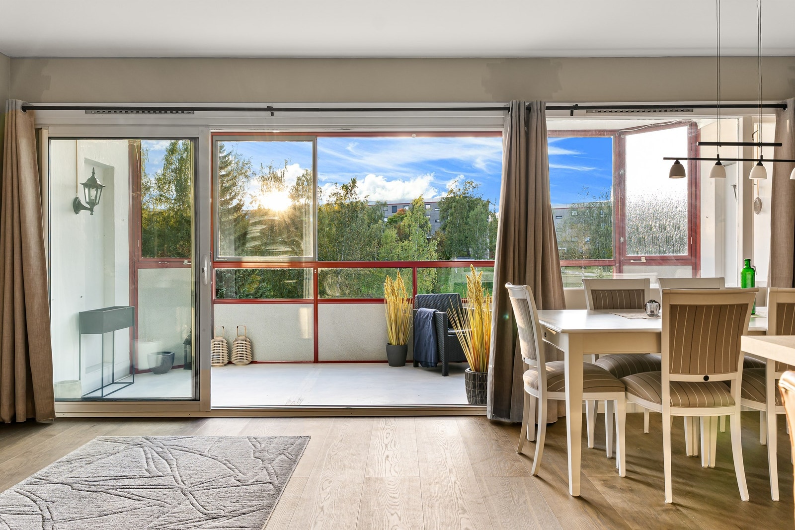 Utgang fra stuen til en innglasset vestvendt balkong på ca 14 kvm. En flott forlengelse av stuen. Galleribilde