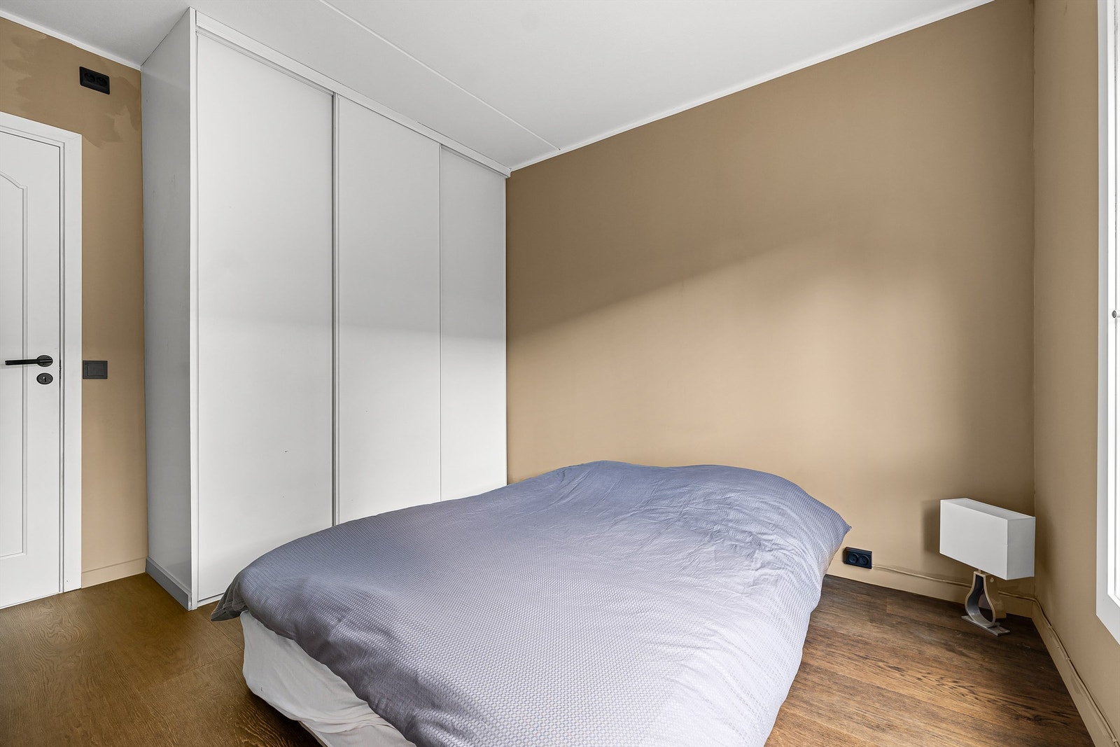 Hovedsoverom med skyvedørsgarderobe. Galleribilde