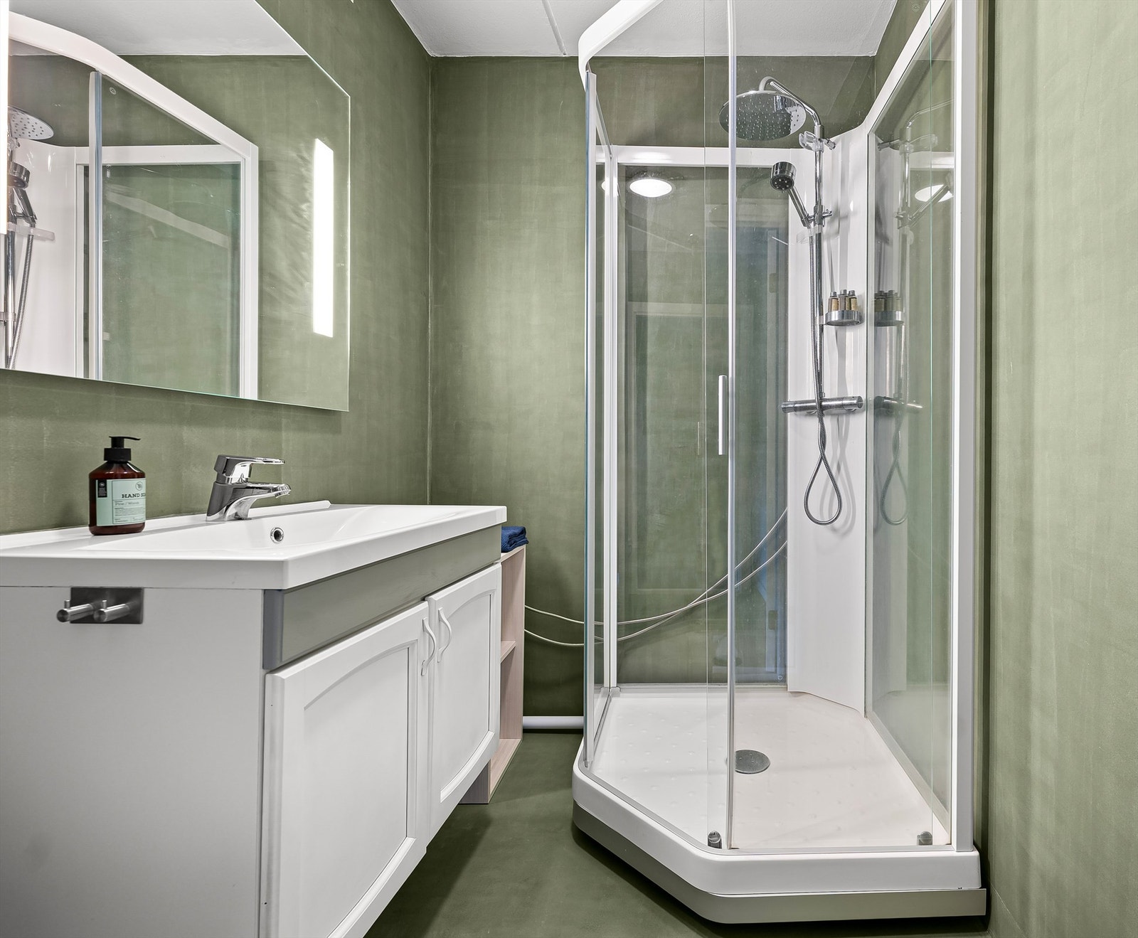 Badet ble oppgradert i 2025 med mikrosement på vegg og gulv. Det er gitt TG3 på badet da det er en avdekket en lekkasje i servantarmaturet. Galleribilde