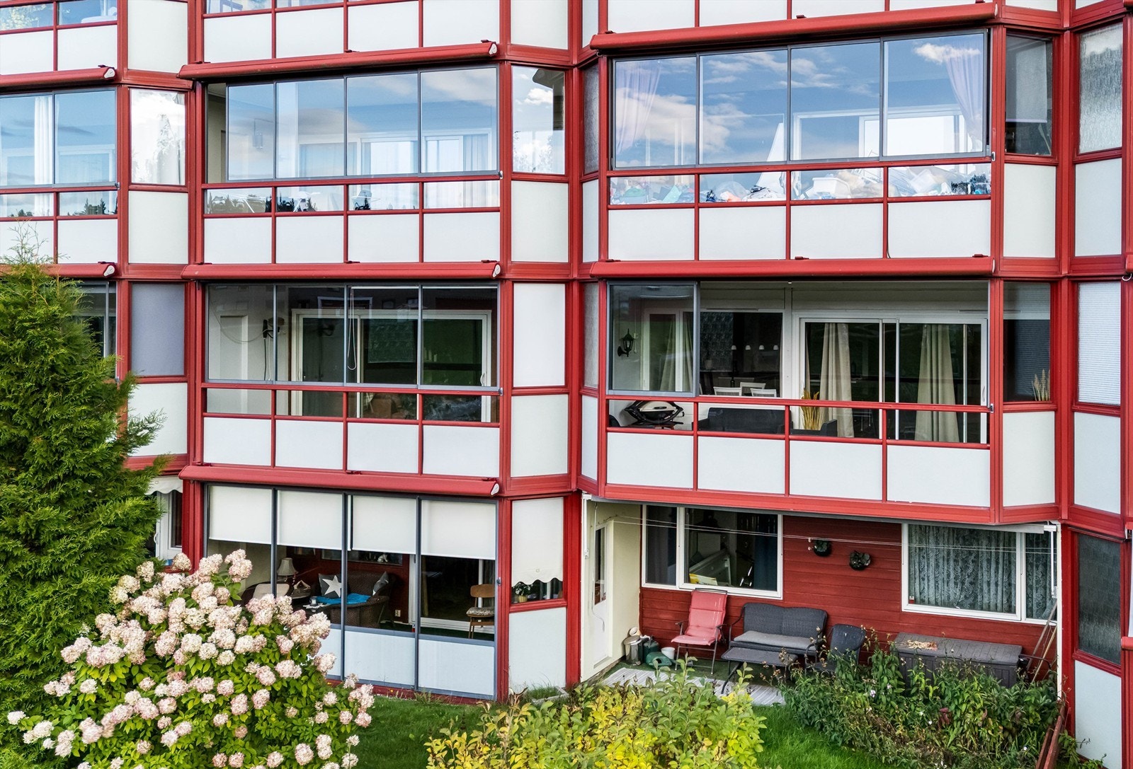 Leiligheten ligger i første etasje fra der du går inn, men andre etasje fra den andre siden. Galleribilde