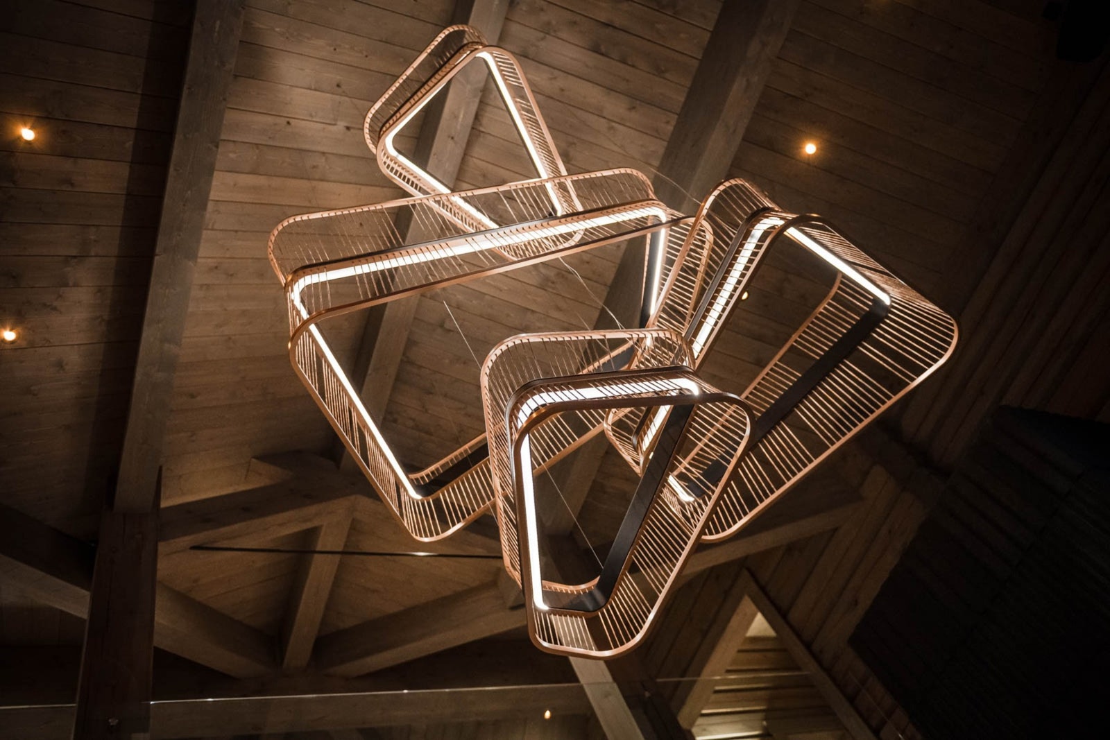 Lysekrone i stuen, spesial designet og produsert av LHMs designteam - helt unik Galleribilde