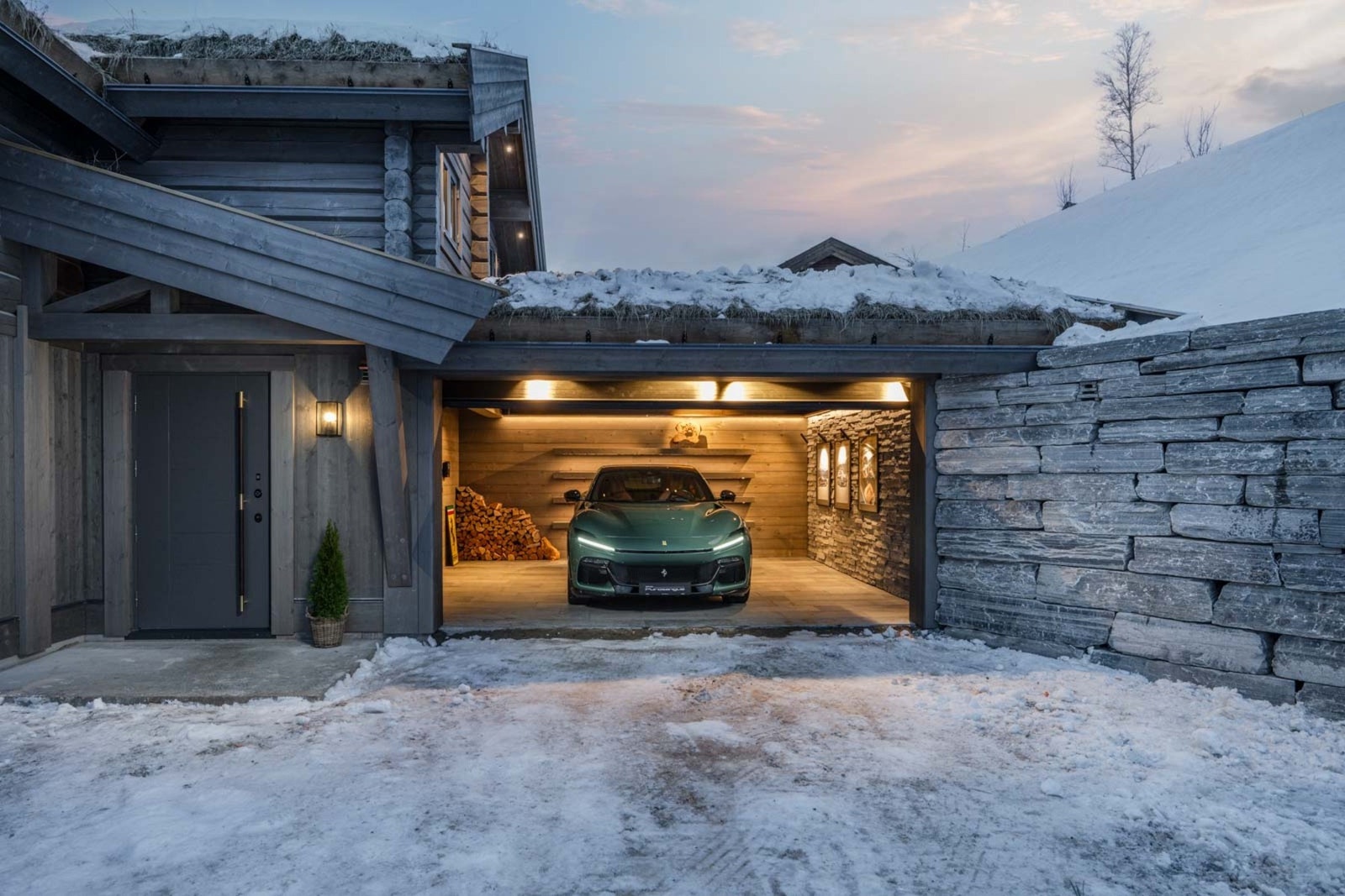 Dette er fjellhytta som kan sammenlignes med en Ferrari Purosangue i egen garasje Galleribilde