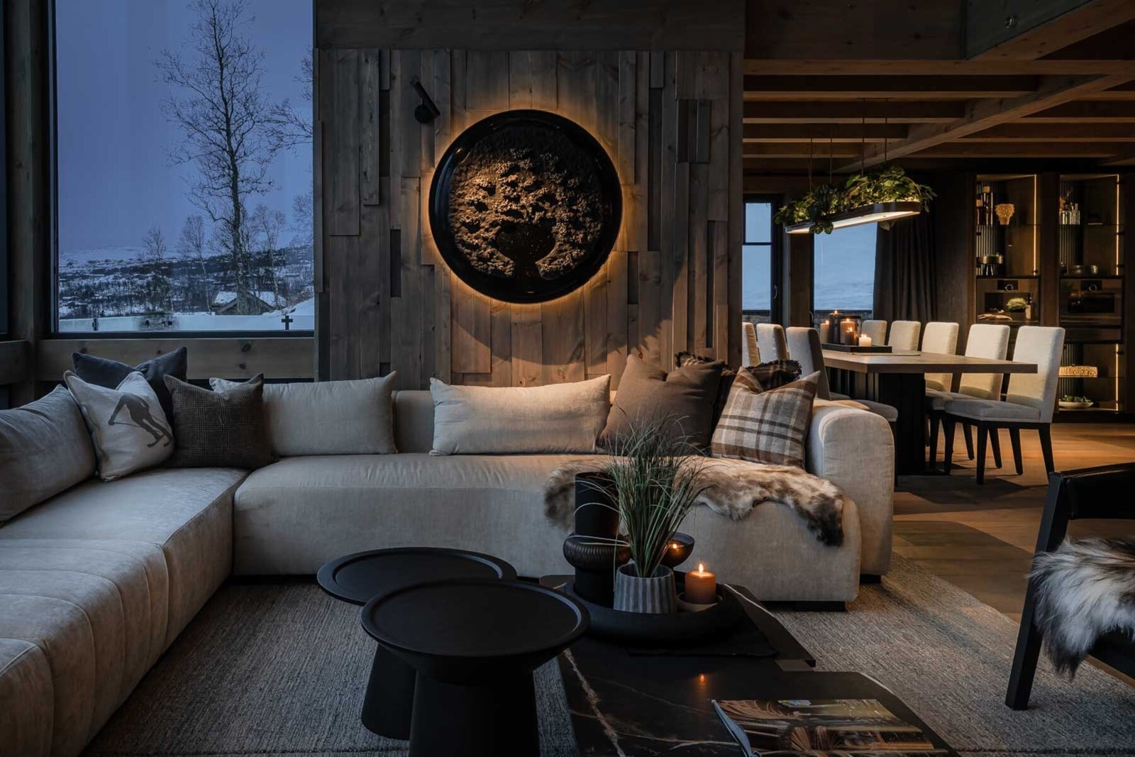 Oppholdsrommene er møblert med nøye utvalgte, spesiallagde møbler Galleribilde