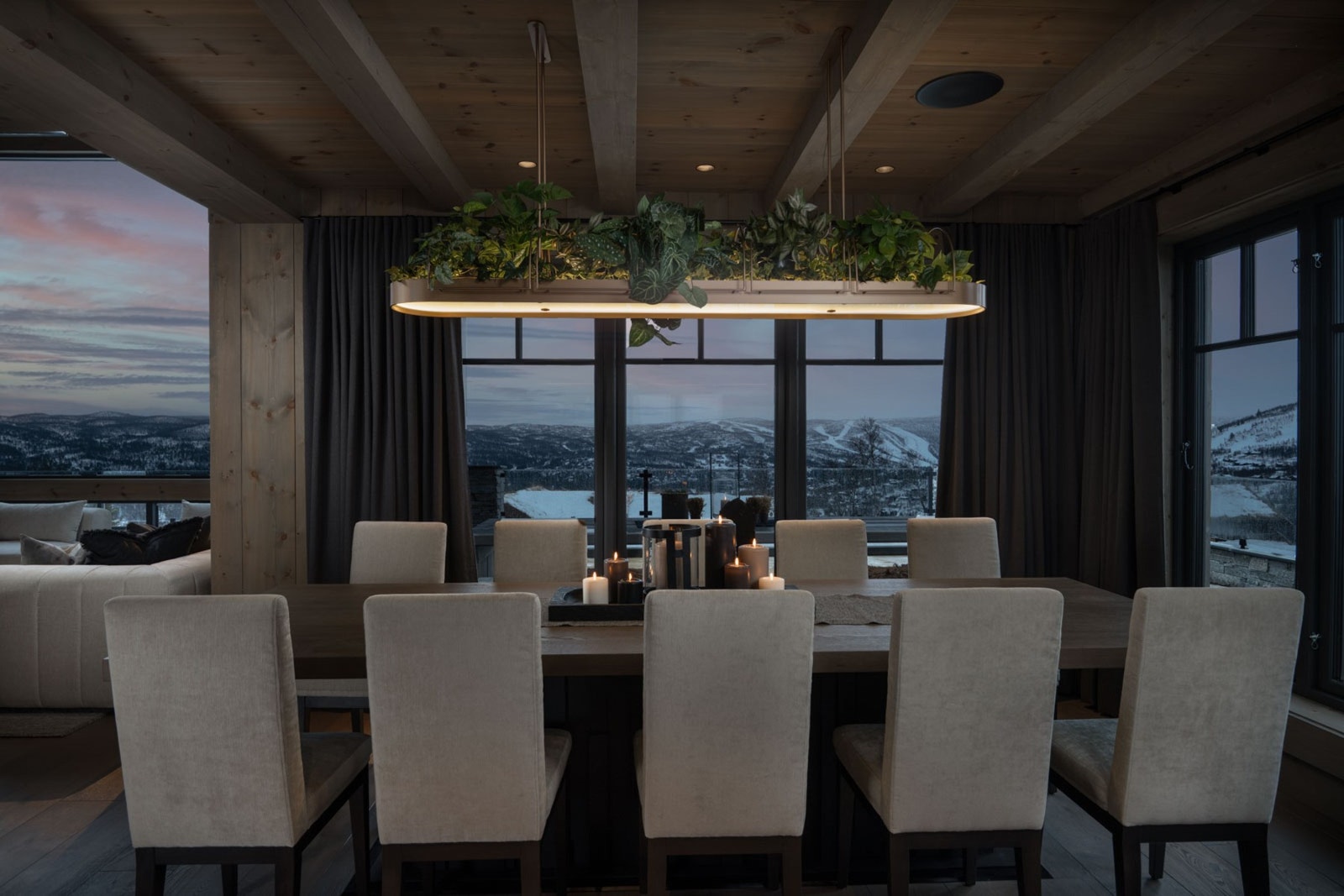 Her serveres alle måltider med en unik utsikt rundt et spesiallaget spisebord på 3,2 meter i børstet eik Galleribilde