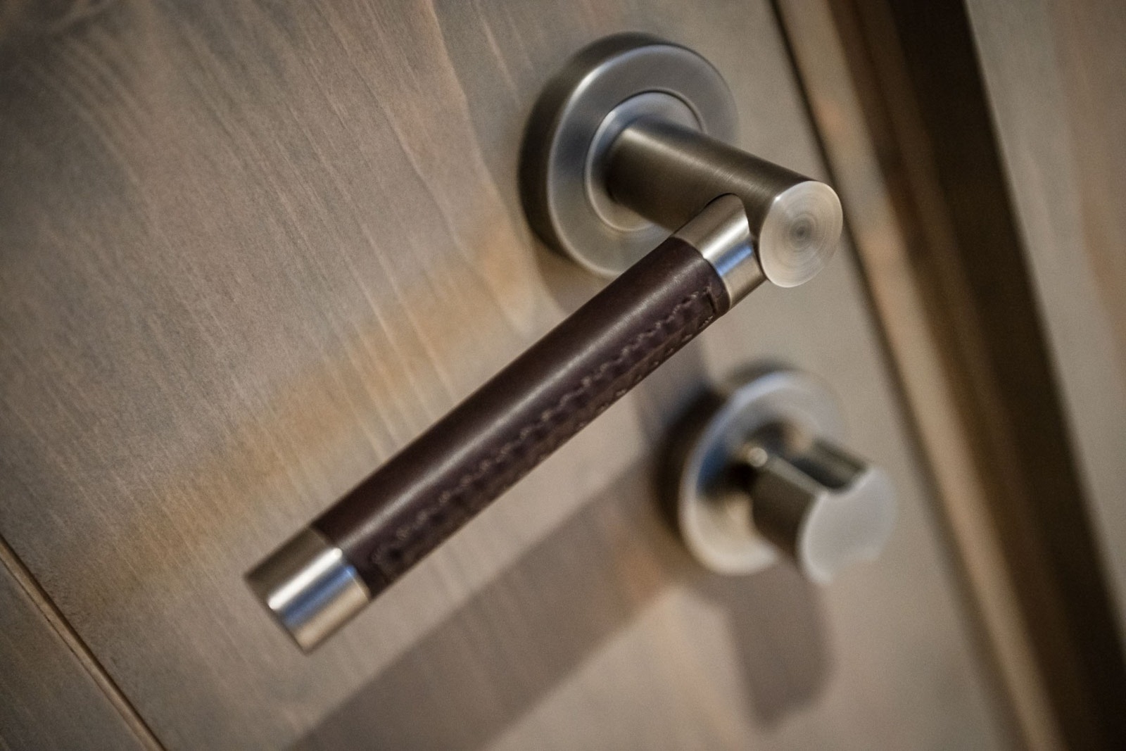 Dør- og møbelhåndtak: håndsydde skinndeler fra Turnstyle Design Galleribilde