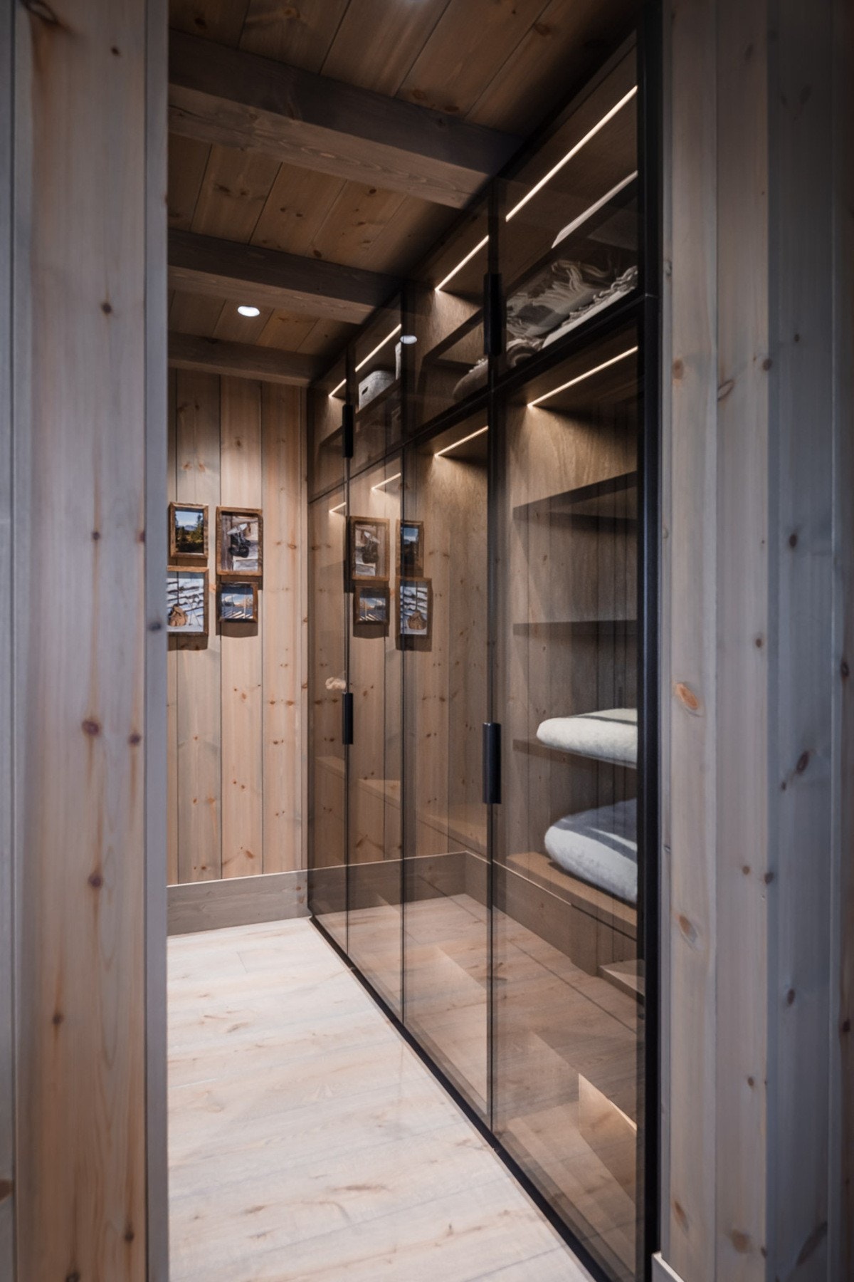 Mastersoverommet har egen flott integrert garderobe Galleribilde