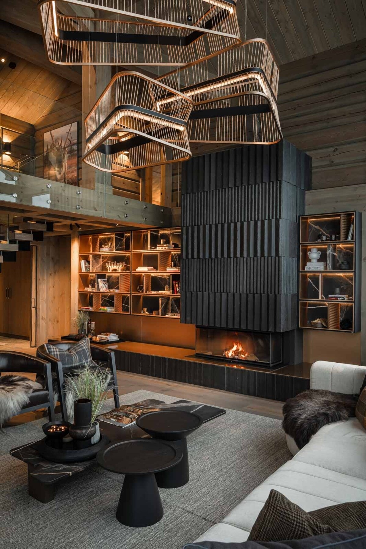 Peisvegg bygget av flere håndlagde naturlige granittelementer, presist montert og satt sammen for å skape en unik komposisjon Galleribilde