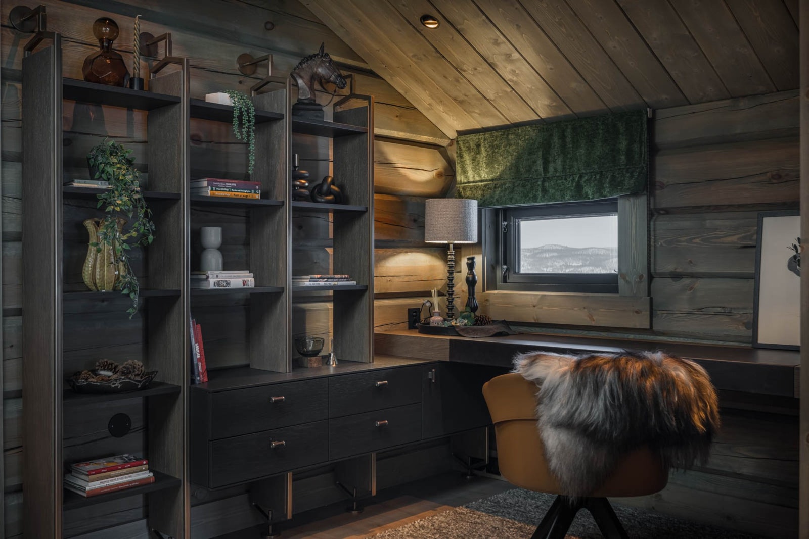 Innredet kontor i andre etasje gjør det enklere med avslappende langweekend på fjellet Galleribilde