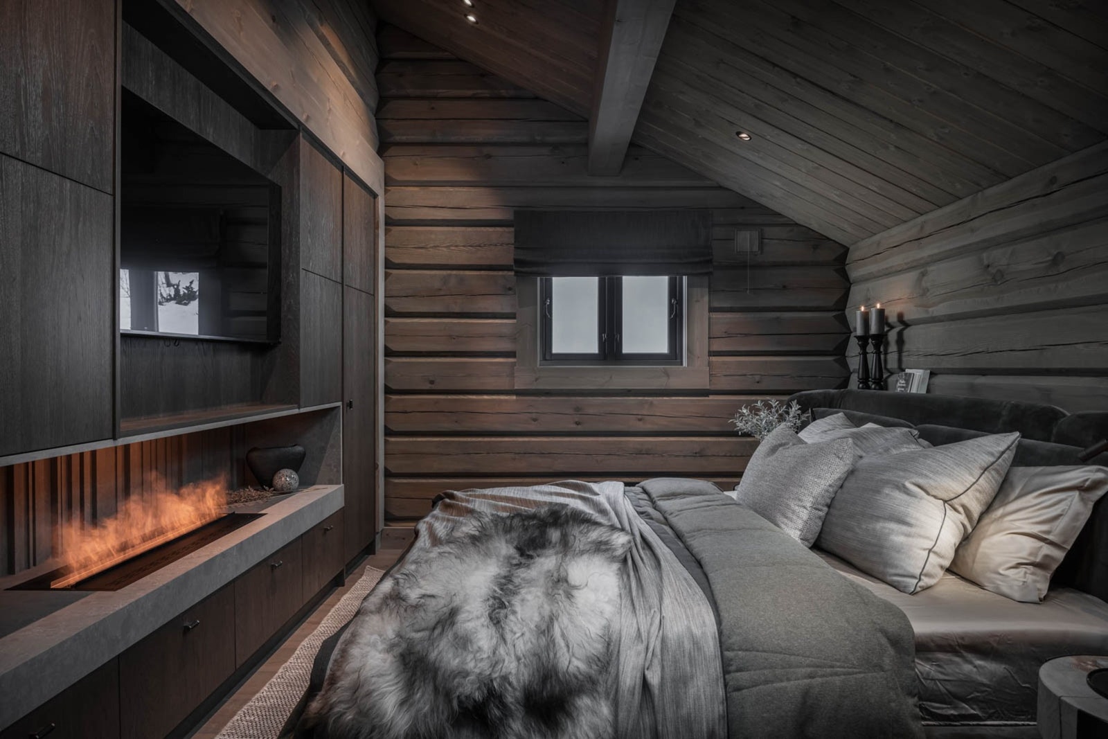 Andre etasje byr også på et lekkert soverom med gasspeis og tv Galleribilde