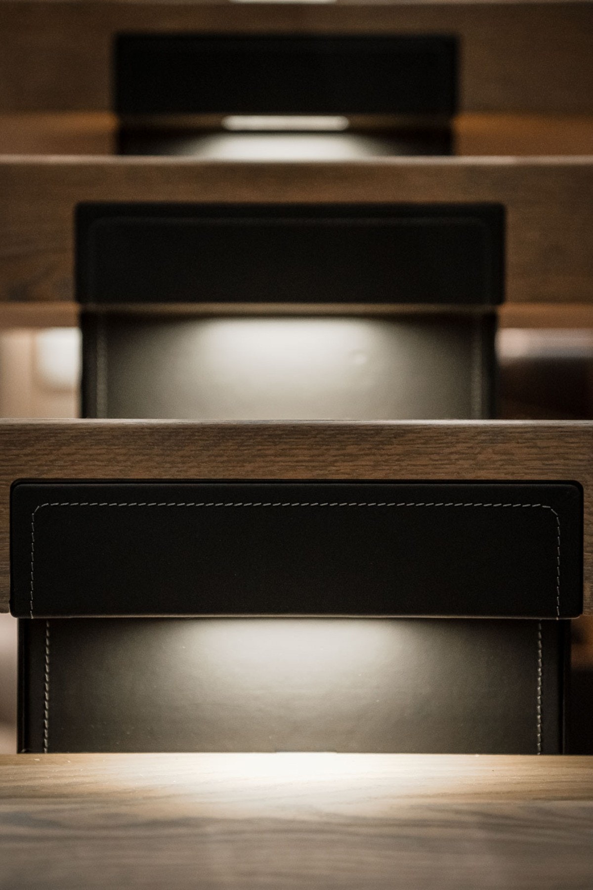 Integrert LED-undertrinnsbelysning og ekte skinnfinish av vanger, produsert av LHM Step Galleribilde