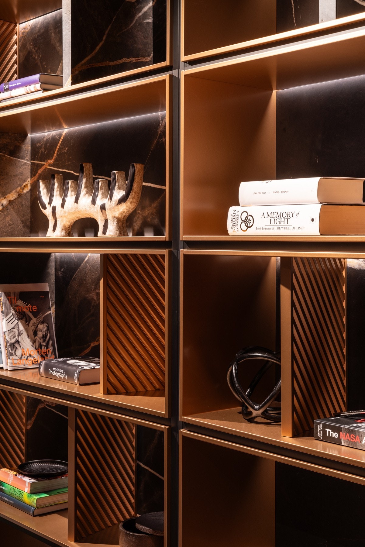 Bokhyller designet som et blikkfang: en raffinert kombinasjon av håndlaget tre, stein og omfattende integrert LED-belysning Galleribilde