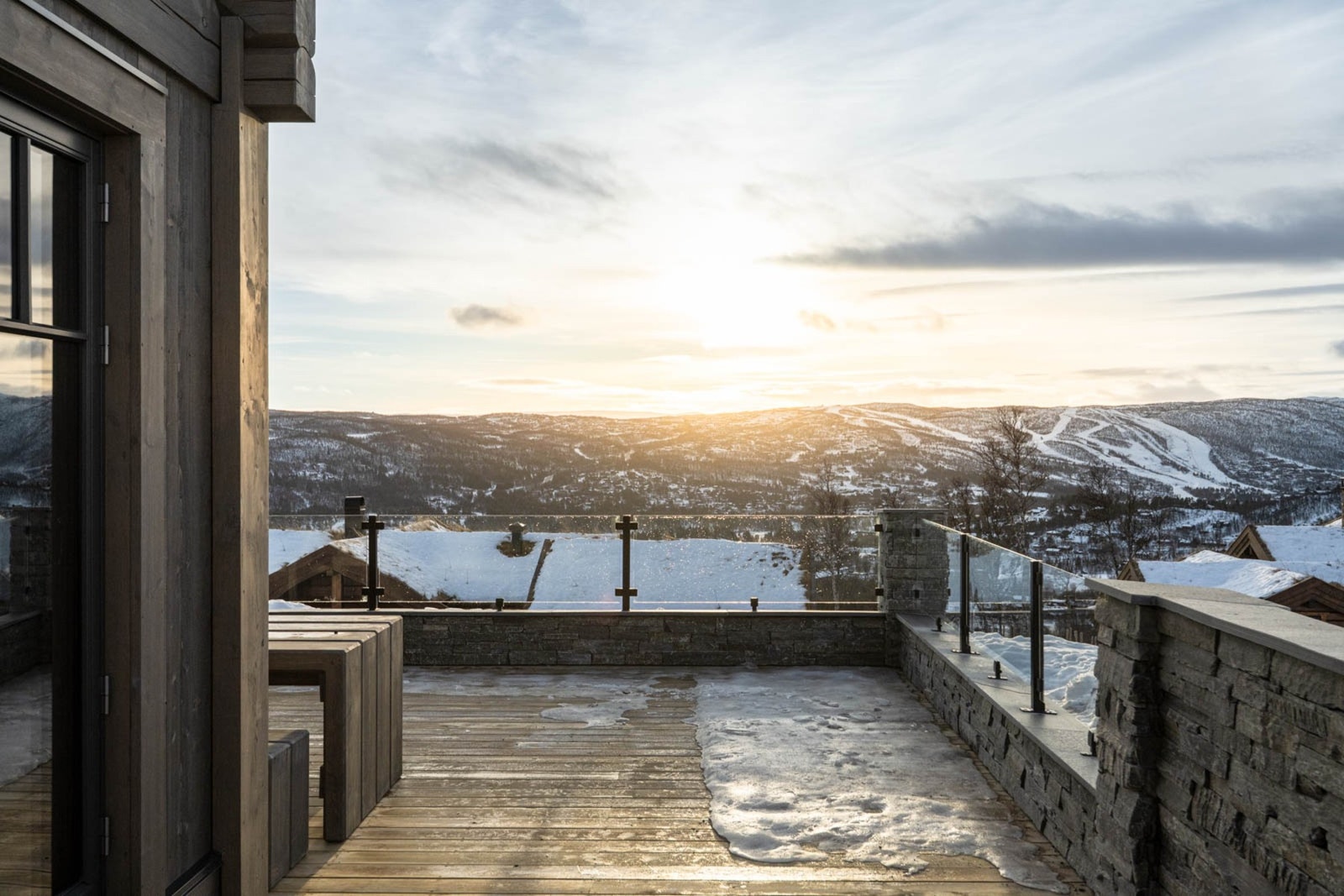 Omfattende utvendig murer og glassrekkverk - og en unik utsikt Galleribilde