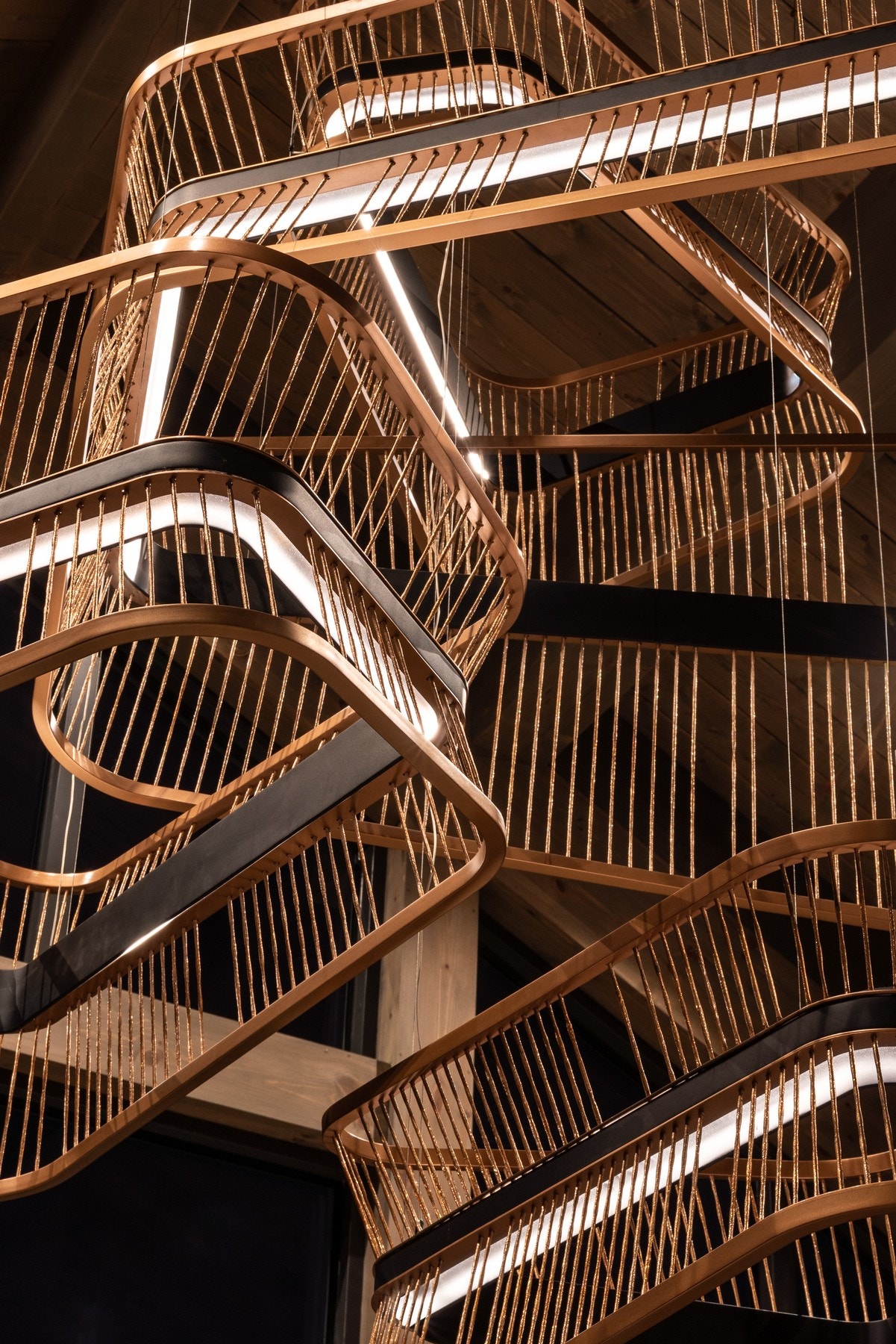 Lysekrone i stuen, spesial designet og produsert av LHMs designteam - helt unik Galleribilde