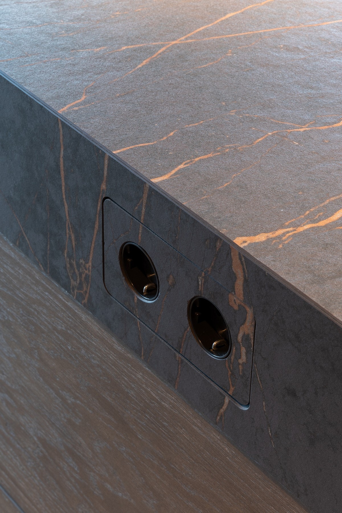 Dekton Laurent benkeplate med integrerte stikkontakter Galleribilde