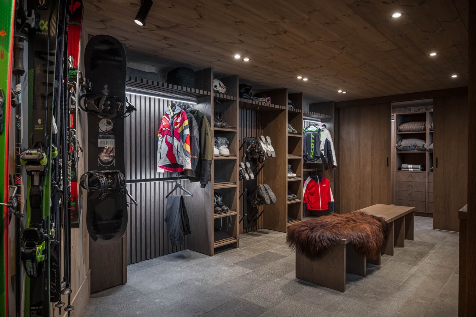 Skjult, underjordisk stort og praktisk skirom /garderobe Galleribilde