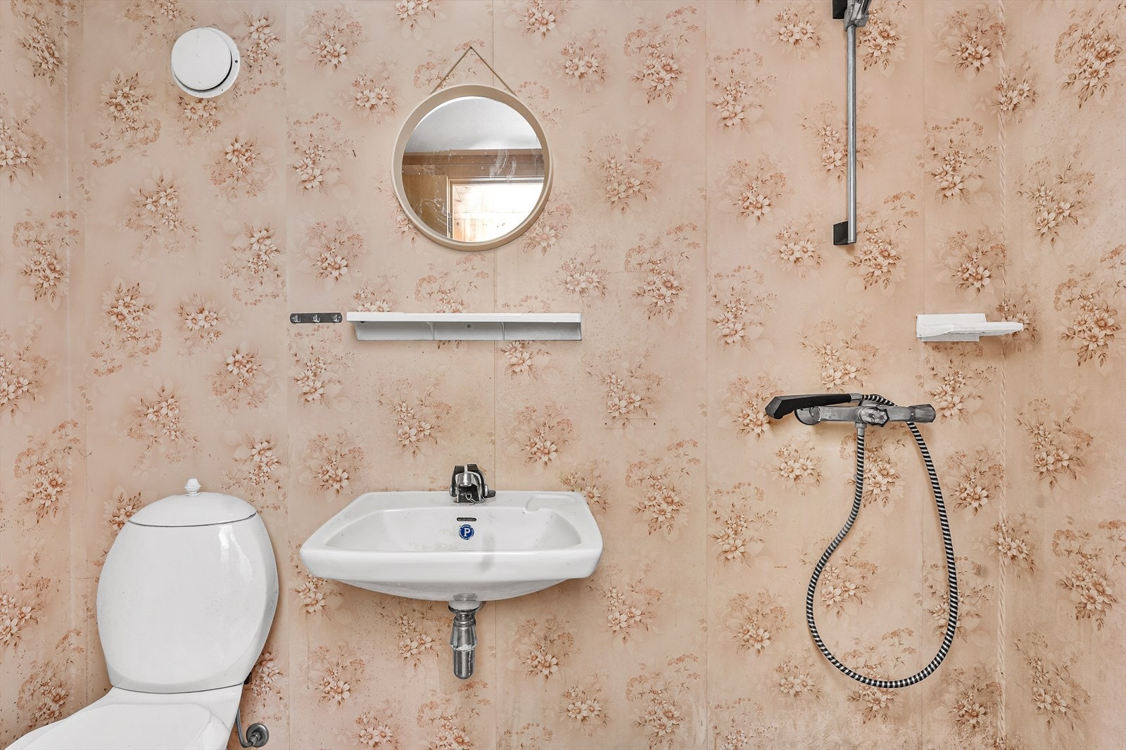 Eldre bad i kjelleretasjen (ikke byggegodkjent) Galleribilde