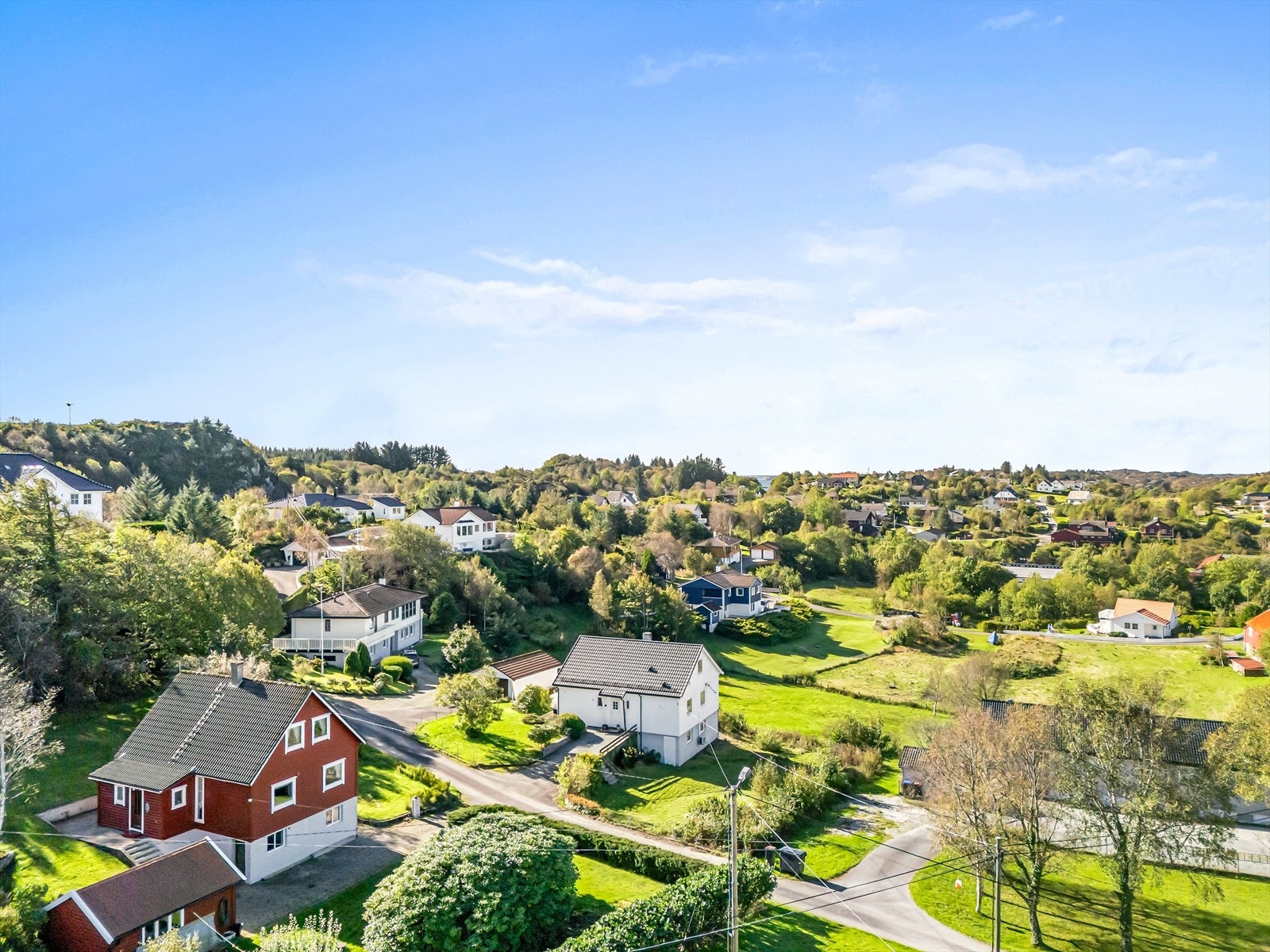 Eiendommen ligger fint til i et etablert nabolag Galleribilde