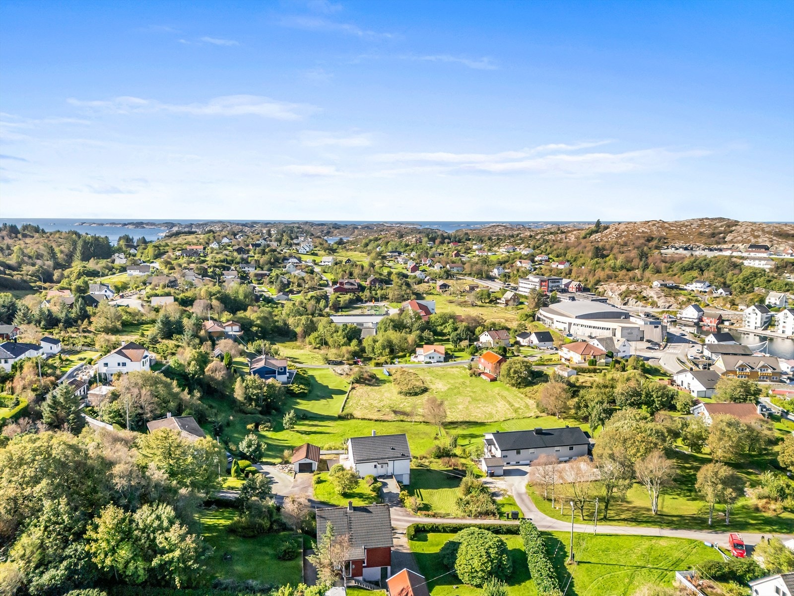 Fra eiendommen er det kort gangavstand til skole og dagligvarebutikk nede ved Bygdatunet Galleribilde