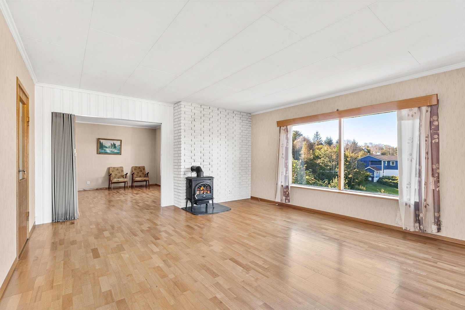 I stua er det montert vedovn og varmepumpe Galleribilde