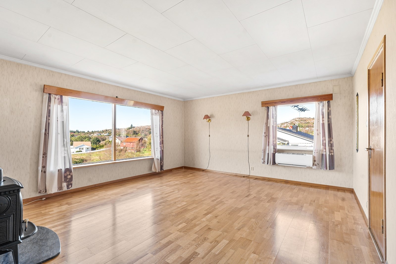 Romslig stue med store vinduer som gir rikelig med naturlig lys Galleribilde