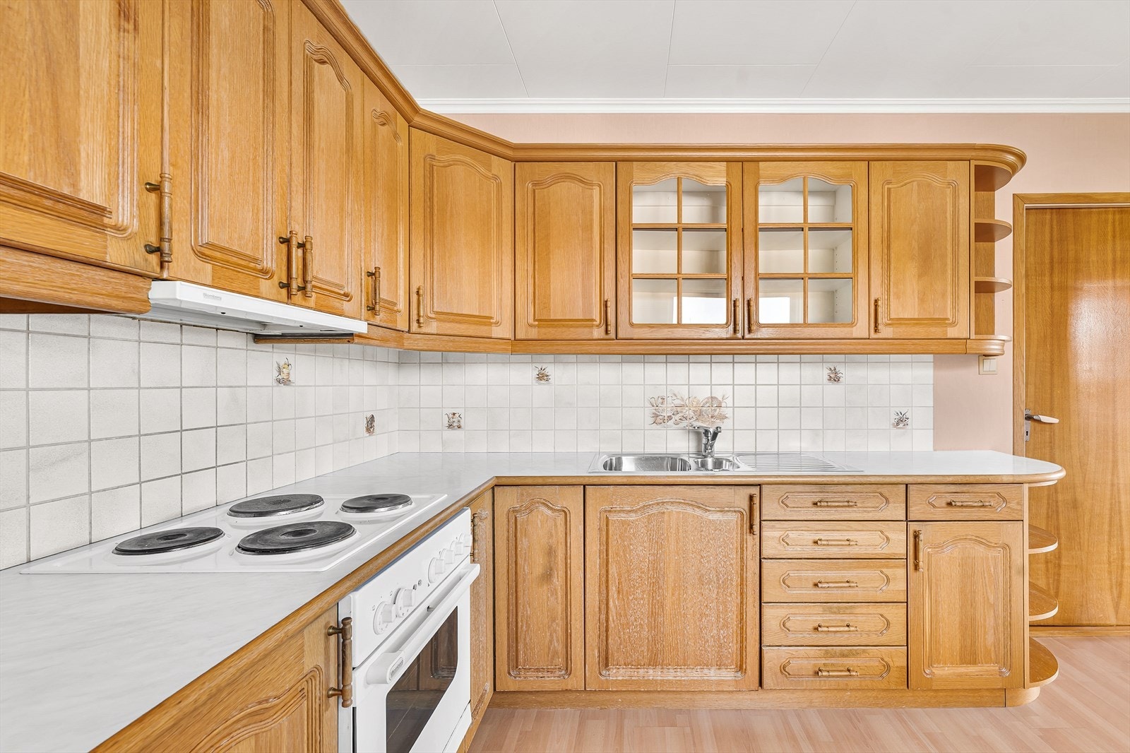 Kjøkkenet har god lagringsplass i over- og underskap Galleribilde