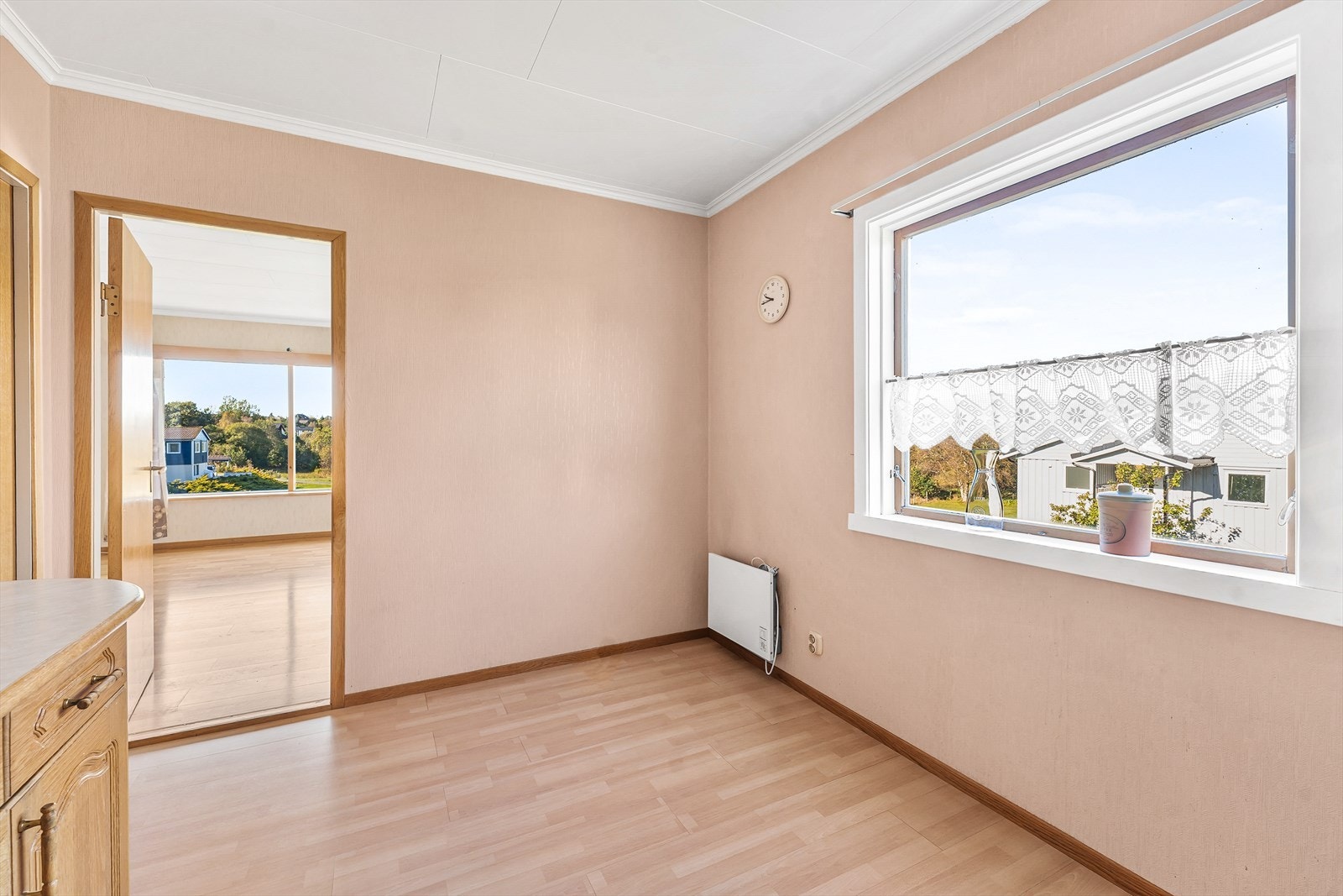 På kjøkkenet er det plass til spisegruppe Galleribilde