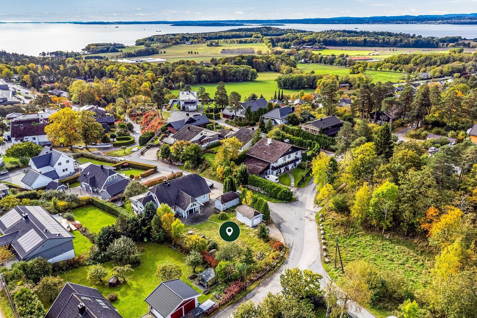 Denne tomten på 616 kvm. er en svært sjelden anledning til å bygge en helt ny bolig i det ellers veletablerte og meget ettertraktede området Varden på Jeløy. Galleribilde