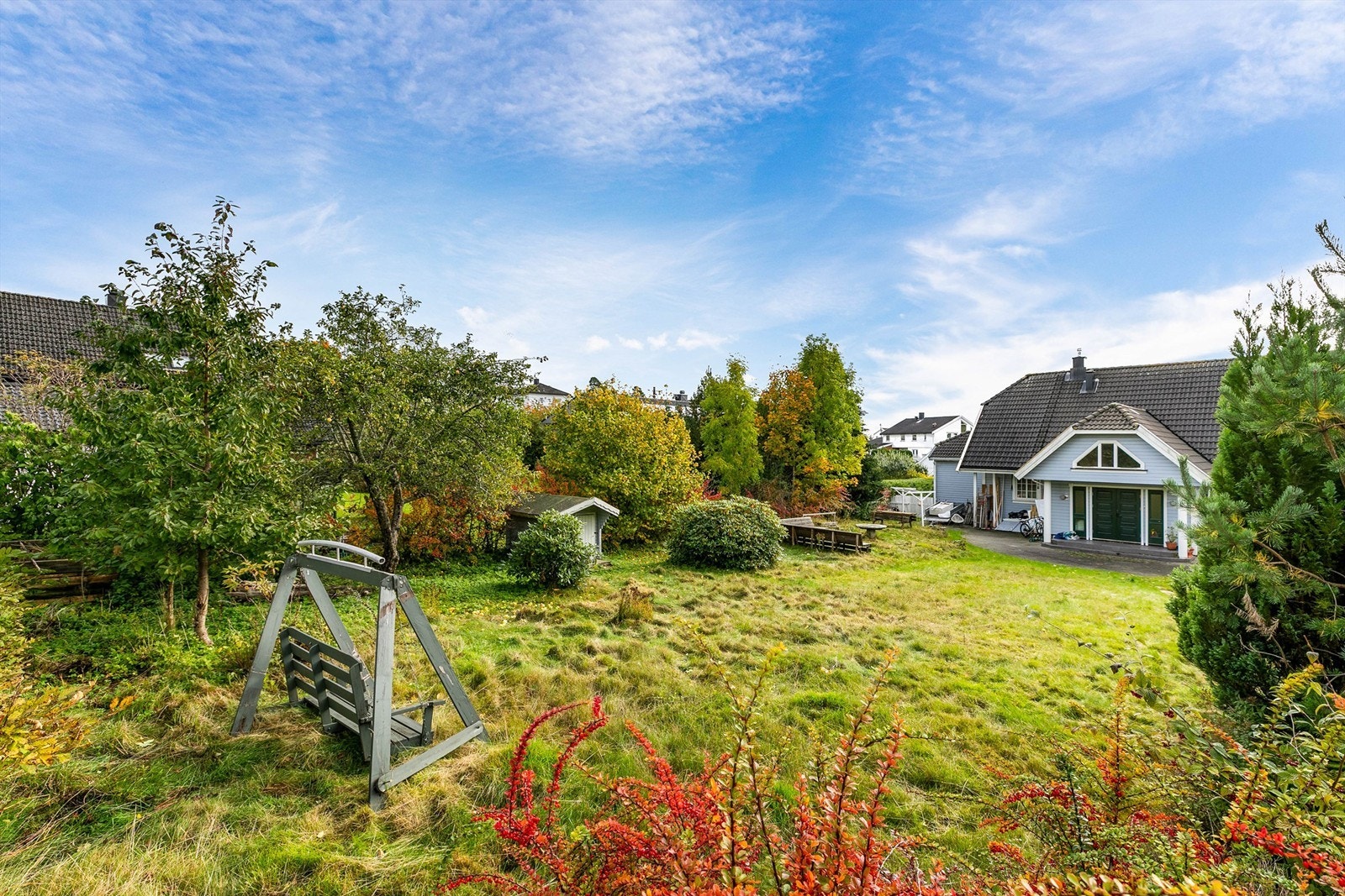 Tomten består i all hovedsak av en tidligere opparbeidet hage, skilt ut fra den tilstøtende eiendommen i bakgrunnen/syd. Galleribilde