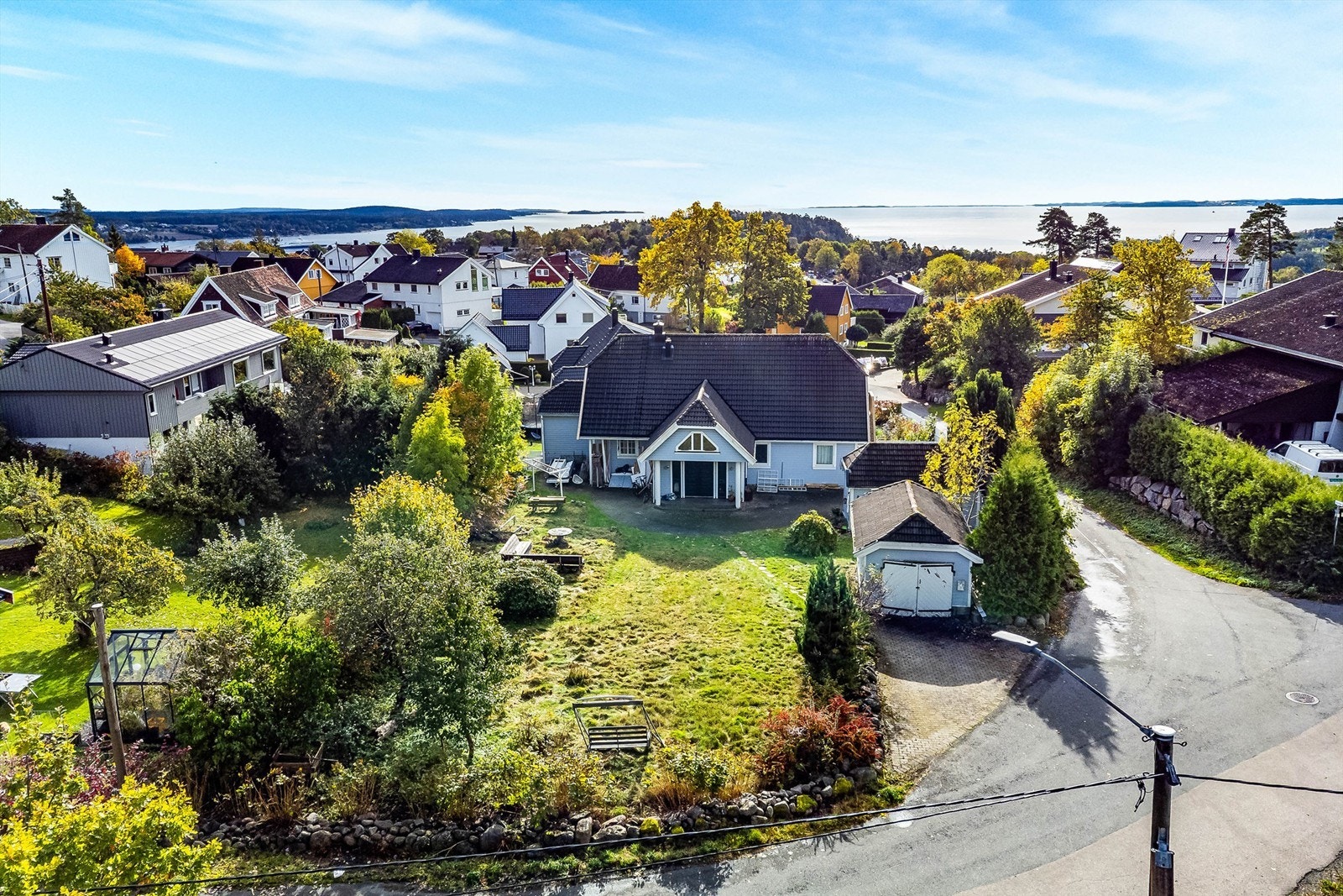 Denne tomten på 616 kvm. er en svært sjelden anledning til å bygge en helt ny bolig i det ellers veletablerte og meget ettertraktede området Varden på Jeløy. Galleribilde