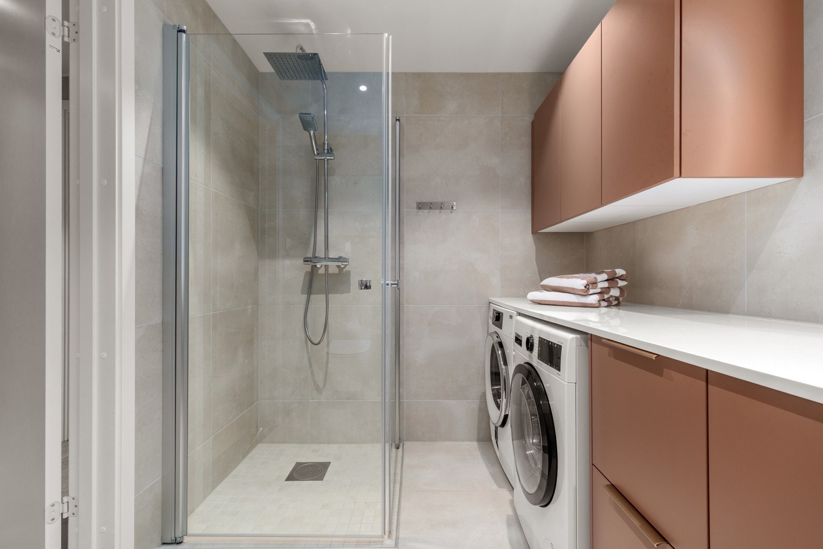 Vaskemaskin og tørketrommel har plass under benkeplaten Galleribilde