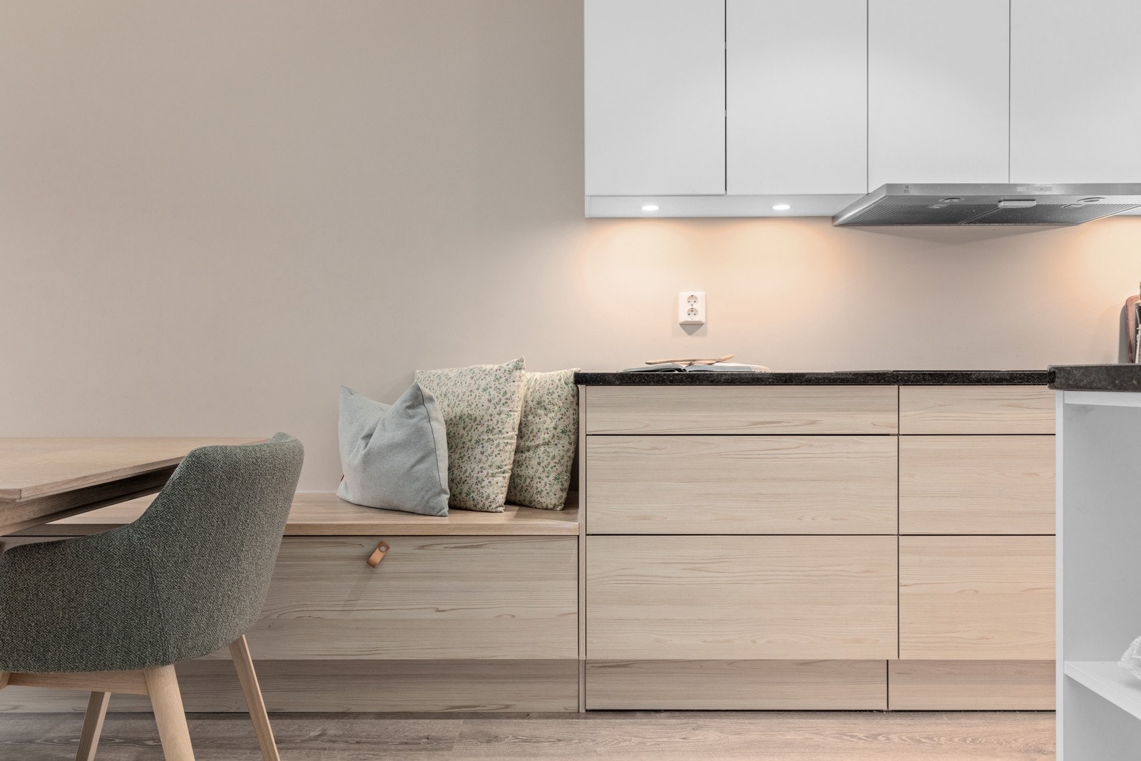 Rikelig med benke- og skapplass Galleribilde