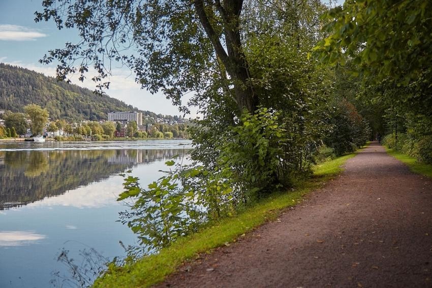 Elveparken med idylliske turveier på begge sider langs elva Galleribilde