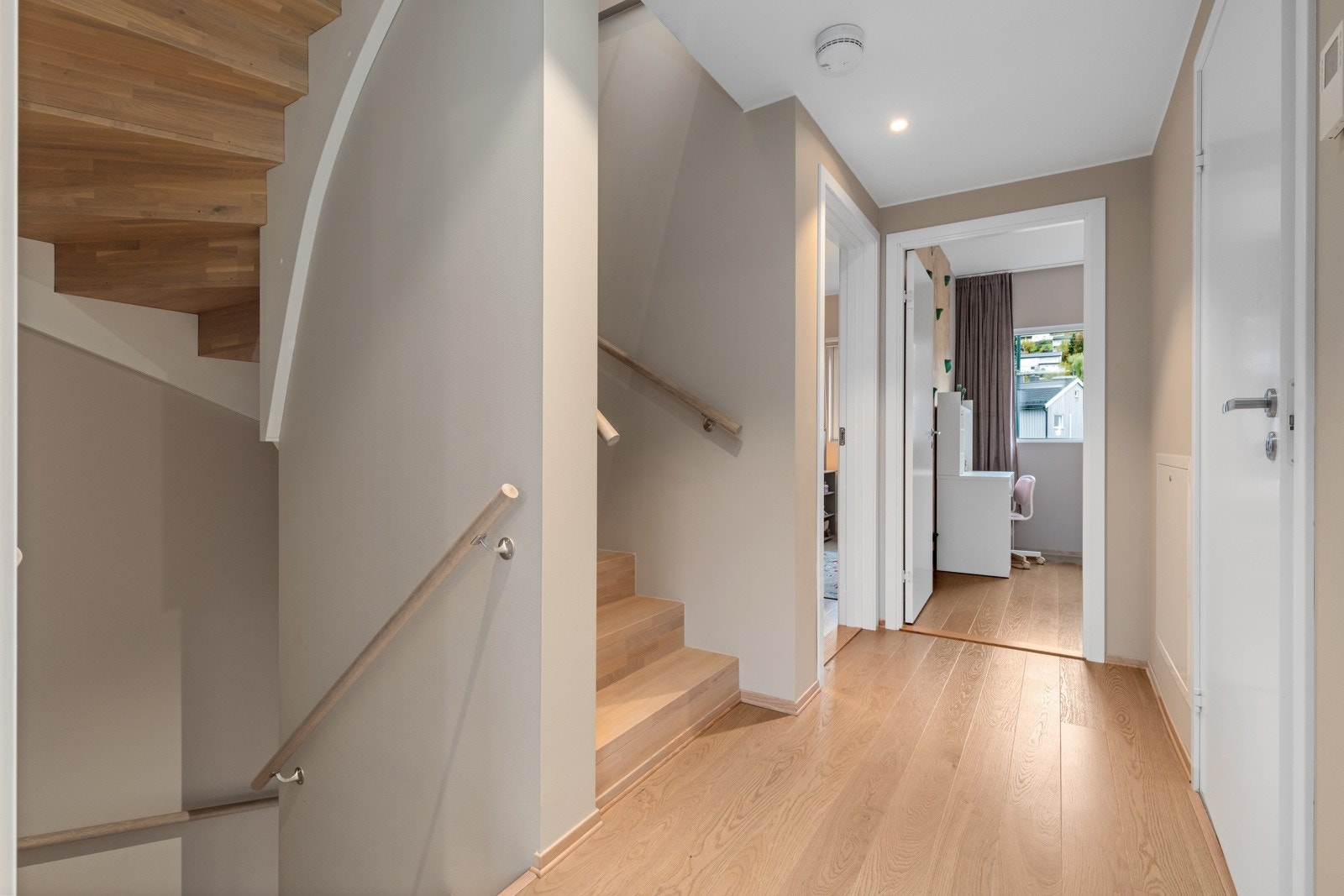 Gulv konstruert i betong, noe som gir redusert trinnlyd i boligen Galleribilde