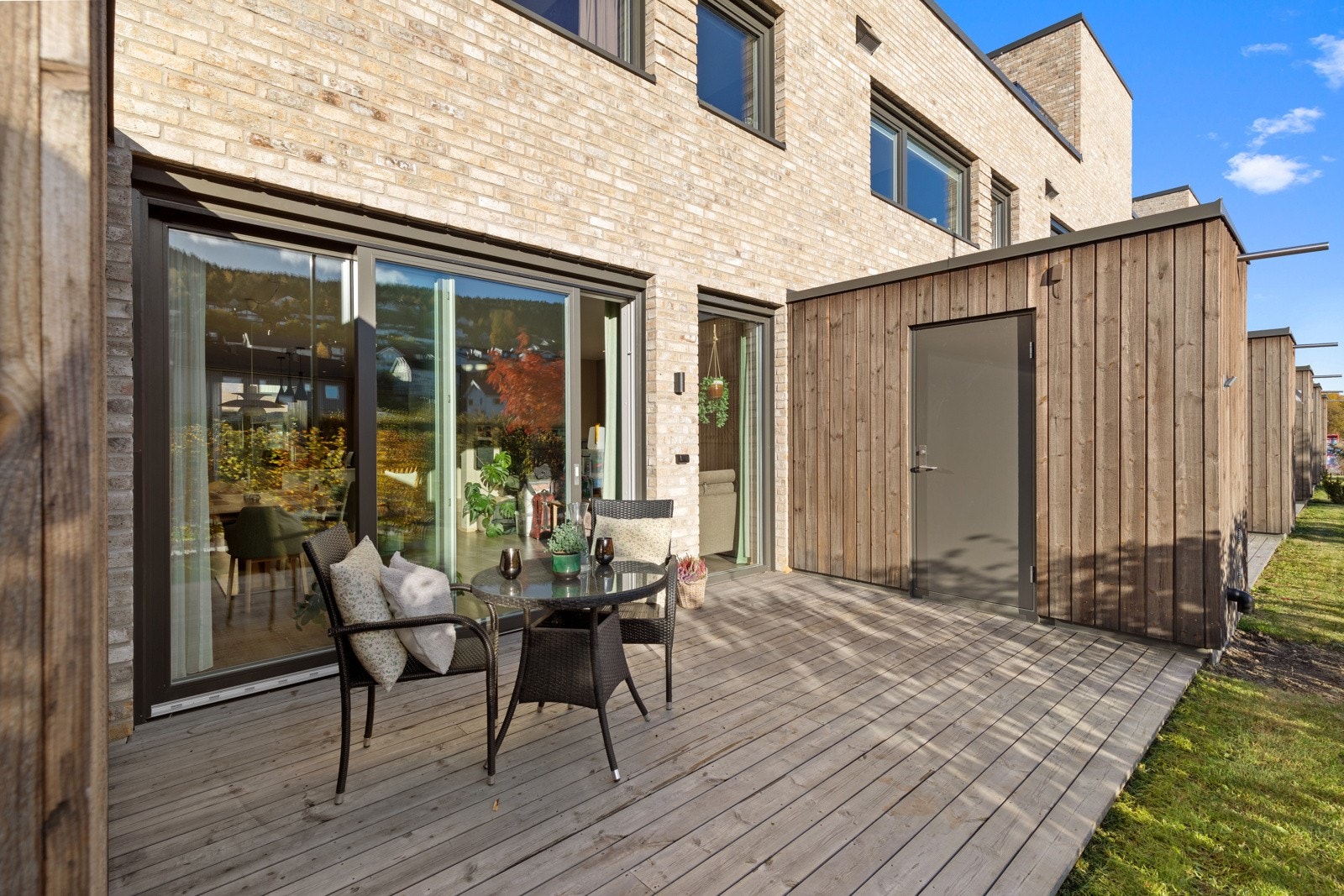 Boligen har to uteboder på totalt 7 kvm - én på hver side av boligen. Den avbildede boden har som tilvalg blitt ekstra isolert Galleribilde