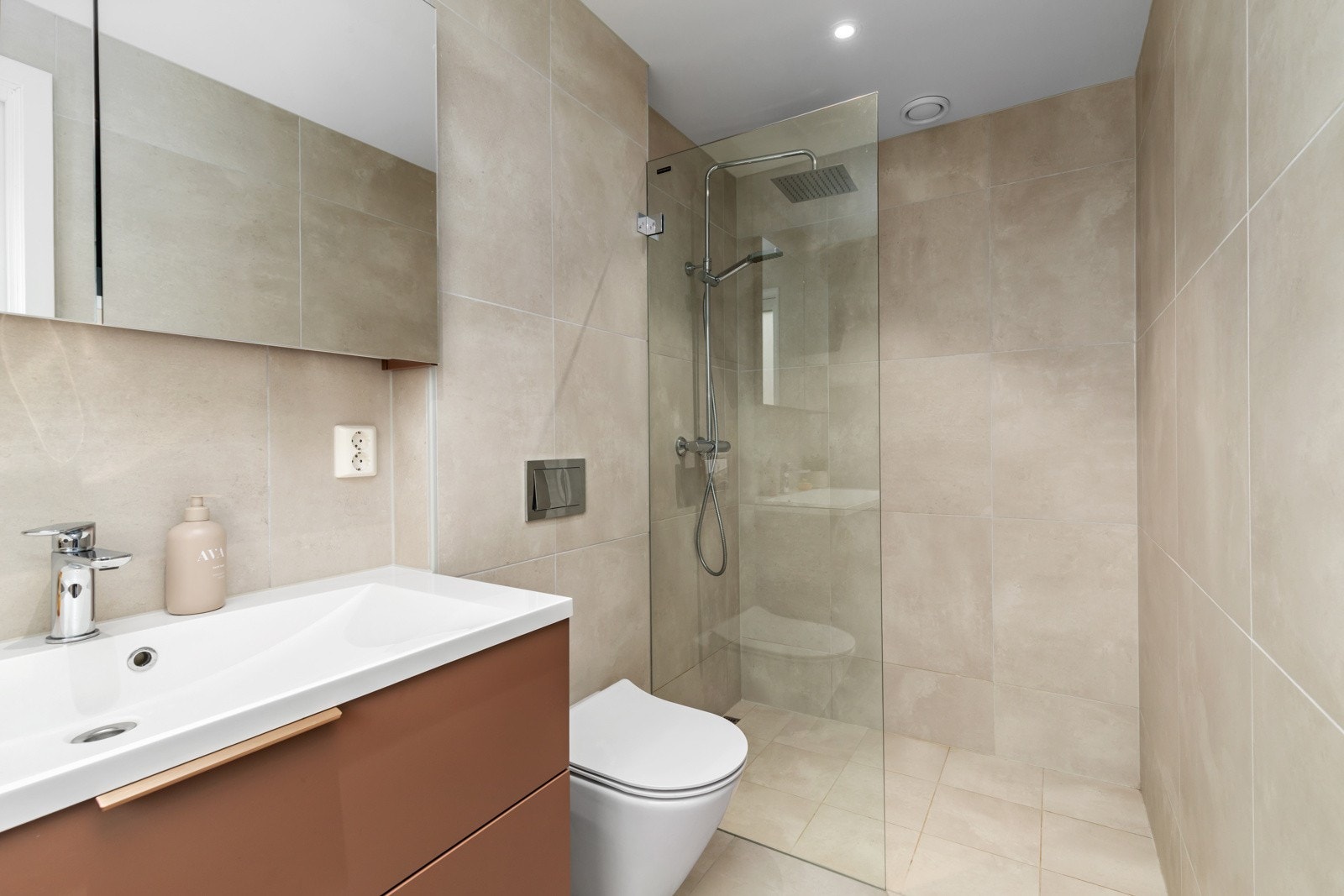 Baderom tilknyttet hovedsoverommet, med dusjnisje og vegghengt toalett Galleribilde