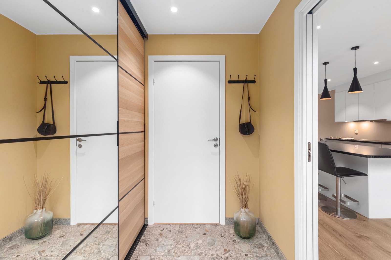 Skyvedørsgarderobe i entré Galleribilde