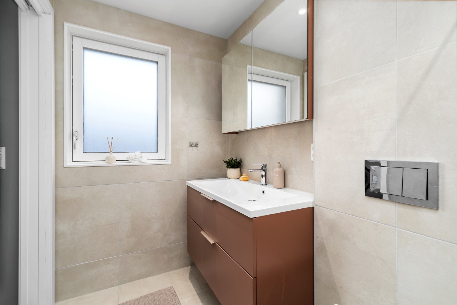 På badet er det gjort klart for ekstra belysning ved speilet og gjort klart for installasjon av elektrisk toalett Galleribilde