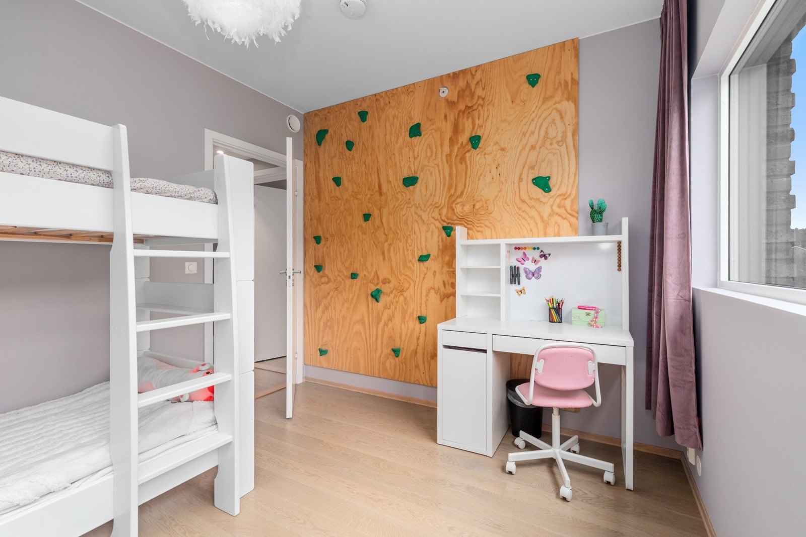 Mellom de mindre soverommene er det oppgradert til "lydvegg", og det er lagt treplater bak gips for enkel montering av utstyr på vegg Galleribilde