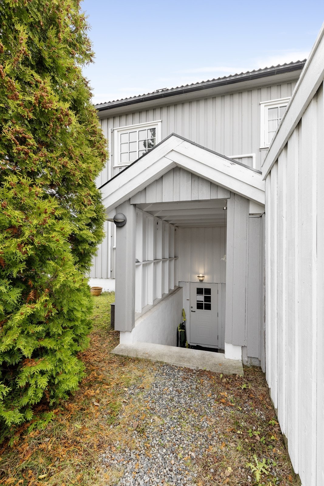 Utvendig adkomst til kjeller, bod bak garasje, inngangsparti med takoverbygg og vinterhage er oppført uten at dette er søkt om og uten at eventuell nødvendig godkjennelse er gitt av kommunen. Fasadeendringer er utført uten søknad og godkjenning. Galleribilde