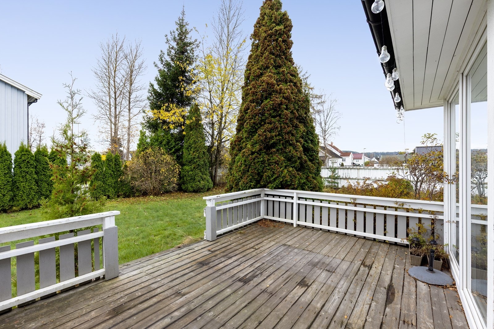 Uteområdet er av god størrelse og pent innrammet med gjerde. Galleribilde