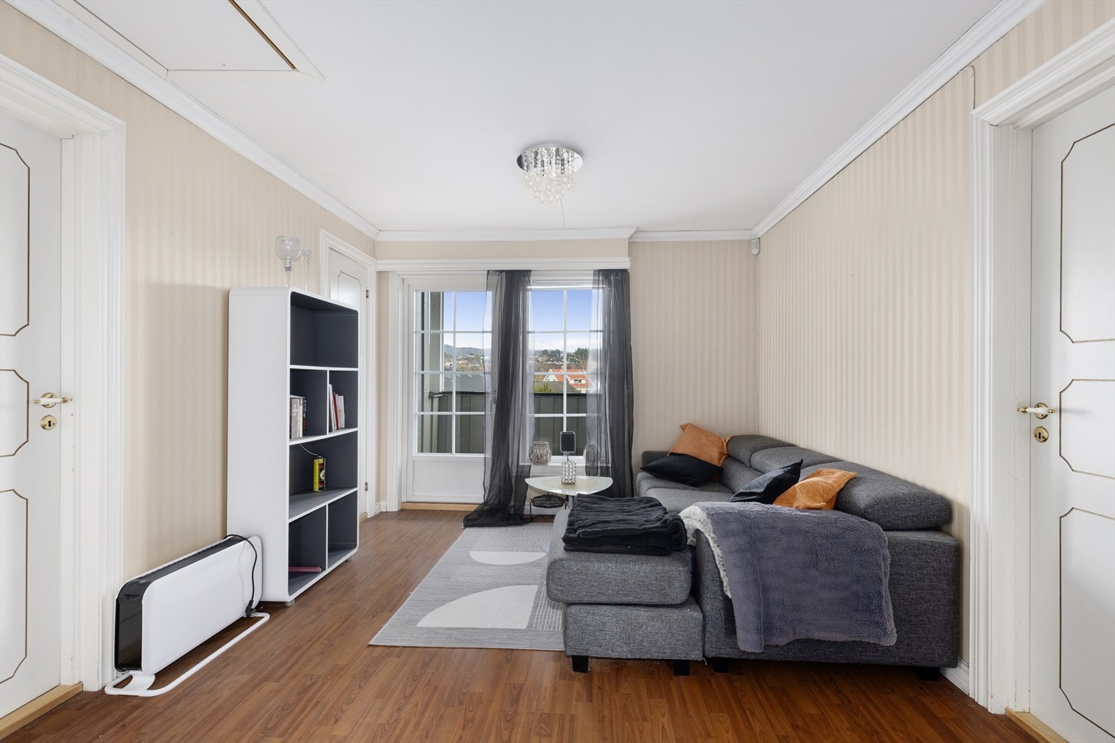 Fra den ene stuedelen er det utgang til en liten luftebalkong. Galleribilde