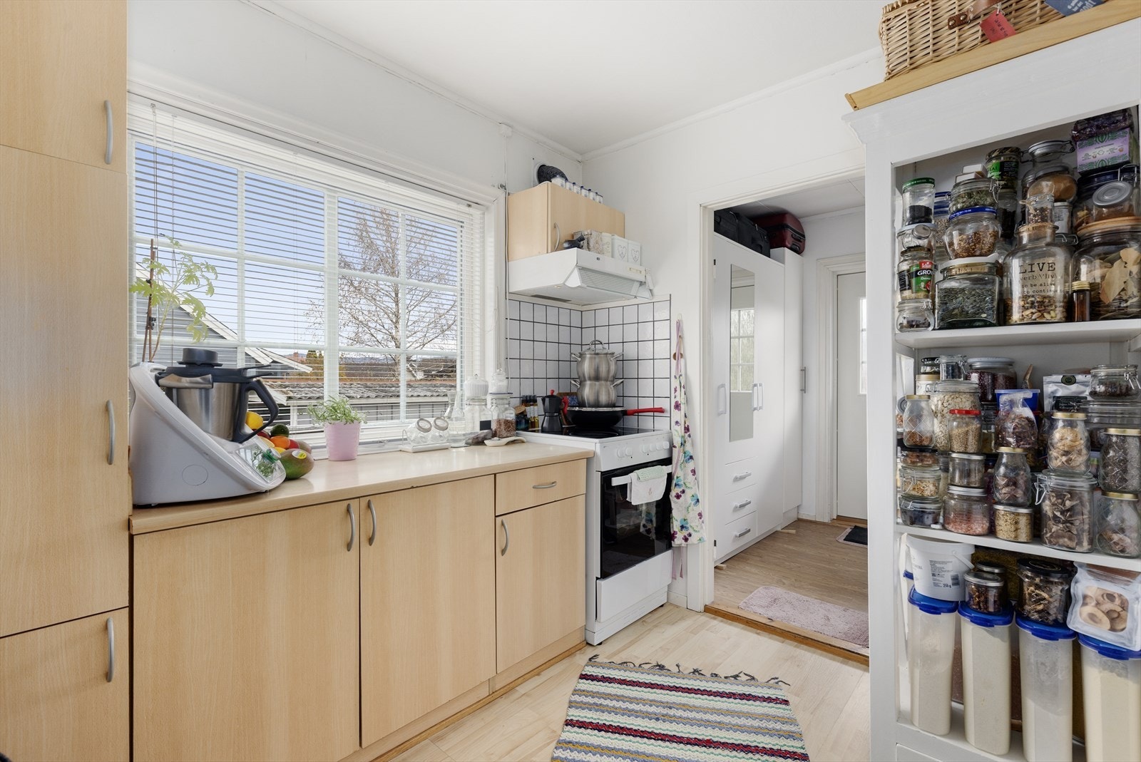 Kjøkkenet har innredning med slette fronter montert og benkeplate av laminat. Det er opplegg for vaskemaskin og ventilator over koketopp. Galleribilde