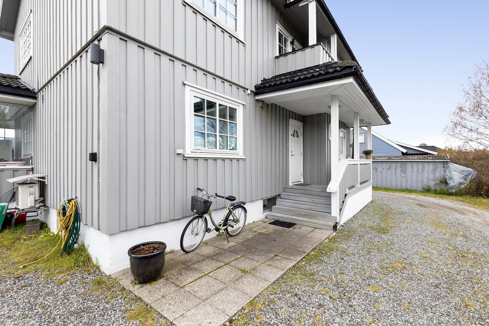 Boligen har et hyggelig, overbygget inngangsparti til leilighetene i 1.etg. Galleribilde