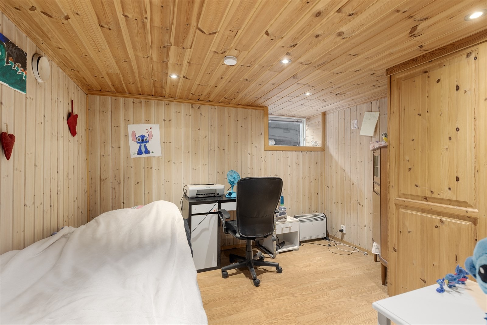 Innredet rom. Bygningssakkyndige opplyser i sin rapport at kjelleretasje har ikke godkjent rømningsvei. Galleribilde